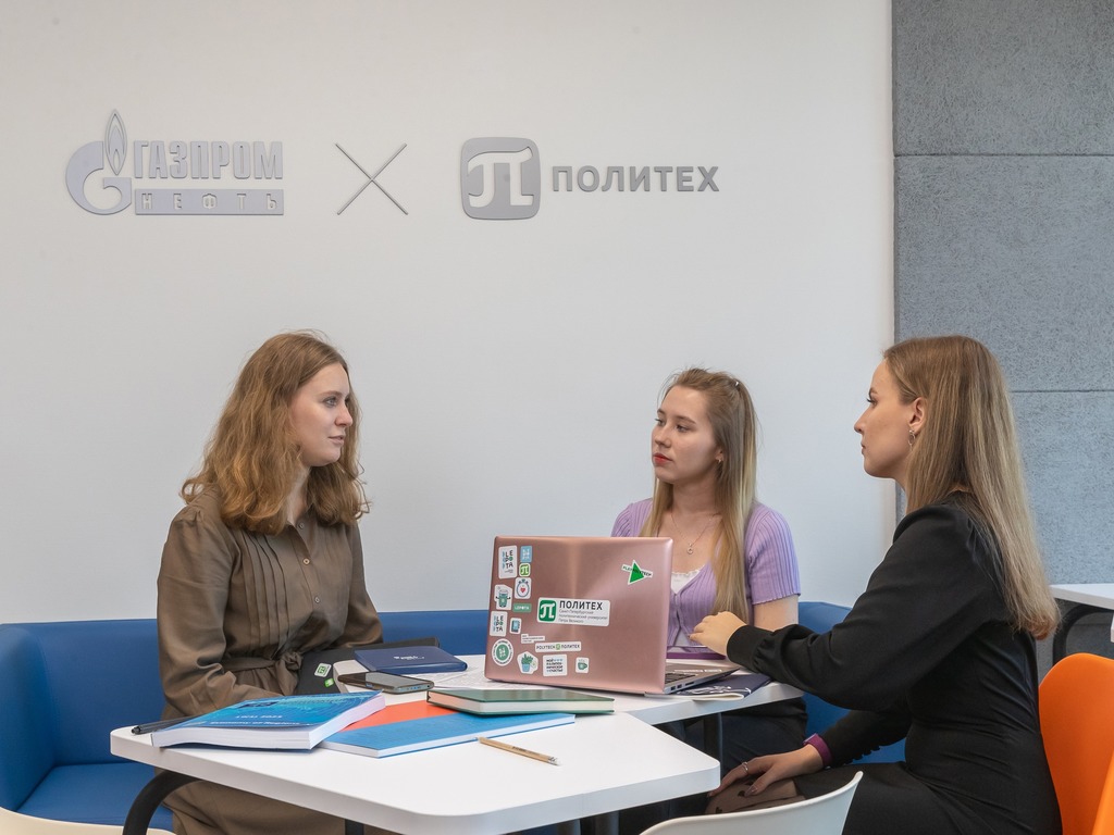 23 октября 2023 успешно прошла защита выпускников образовательной программы, реализуемой при поддержке «Газпром нефти»